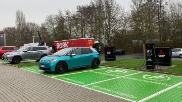VW ID.3 auf einem Ladeplatz von Mitsubishi