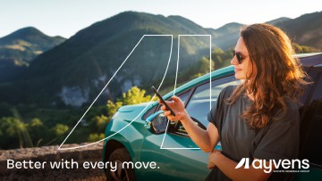 Frau mit Smartphone lehnt an einem Auto, Claim und Logo von Ayvens