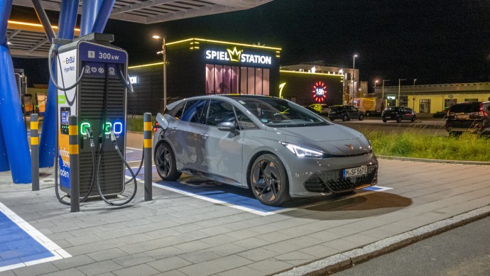 Cupra Born steht an einer EnBW-Ladesäule in Heßdorf