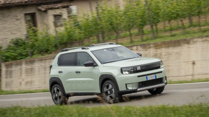 Fiat Grande Panda Hybrid Fiat Grande Panda fahrend vor einer Steinmauer