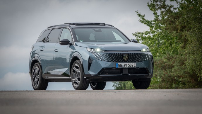 Peugeot E-5008 stehend gegen den Himmel fotografiert
