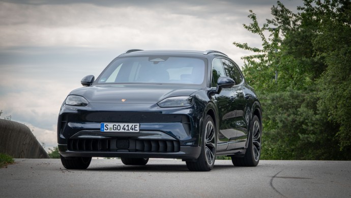Porsche Cayenne Electric in dunkelblau schräg von vorn aufgenommen