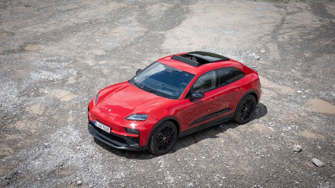 Kaminrot lackierter Porsche Macan GTS leicht von oben mit geöffnetem Schiebedach fotografiert