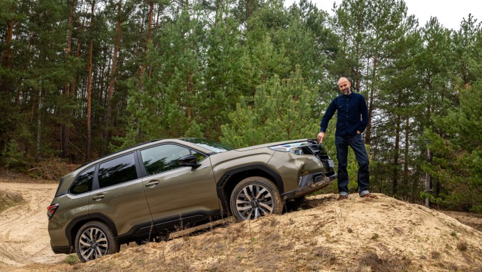 Subaru Forester mit Redakteur Michael Blumenstein auf einem Sandhügel in Brandenburg.