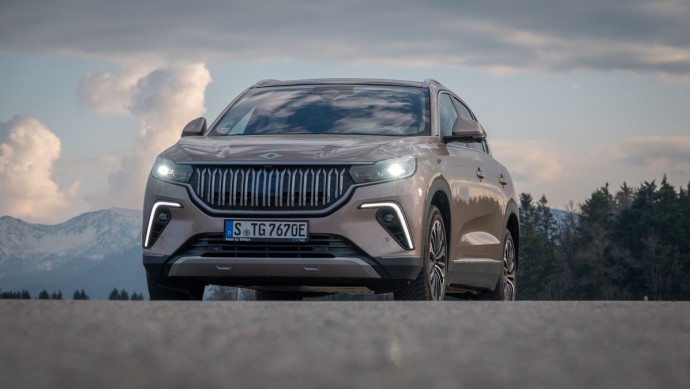 Togg T10X steht auf einer Anhöhe und wurde mit Wolken im Hintergrund von vorn fotografiert