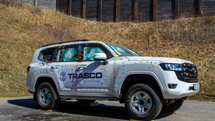 Gepanzerte Autos Gepanzerter Toyota Landcrusier mit Einschusslöchern in der Karosserie und der Scheiben