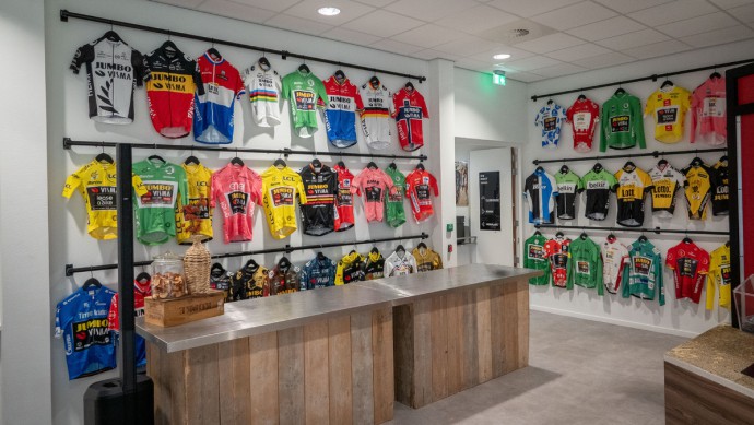 Trikots der Radprofis vom Team Visma Lease ab Bike in der Lobby des Team-Headquarters in Den Bosch/Nordbrabant 