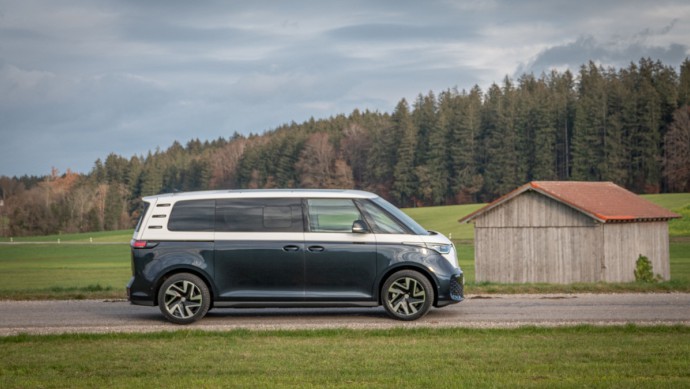 VW ID.Buzz Pro langer Radstand in der Seitenansicht in ländlicher Umgebung im November