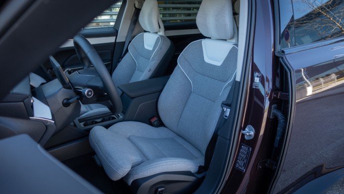 Vordersitz des Volvo ES90, bezogen mit Wolle