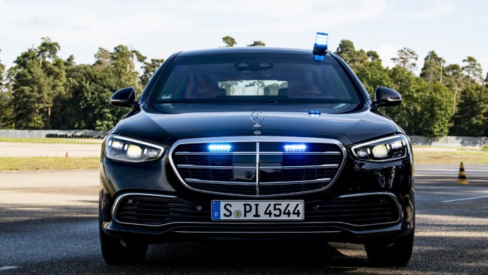 Mercedes S680 Guard mit Blaulicht im Kühlergrill