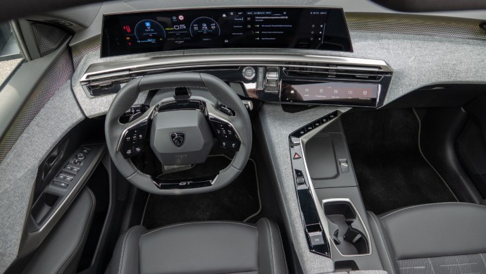 Gesamtansicht des Cockpits vom Peugeot E-5008, aufgenommen durchs geöffnete Schiebedach