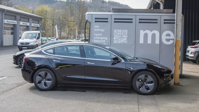 Tesla Model 3 vor Me Energy Ladestation in Linz am Rhein bei Klein Automobile