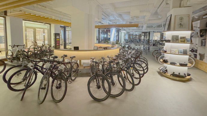 Bicicli-Concept-Store von innen bei Nacht aufgenommen
