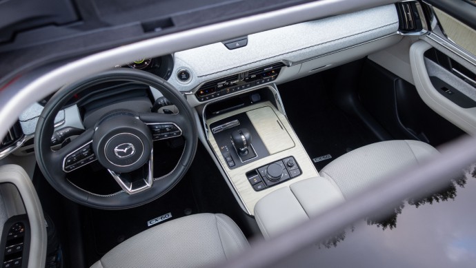 Photo of the Mazda CX-60 D 254 AWD on the sunroof in the cockpit