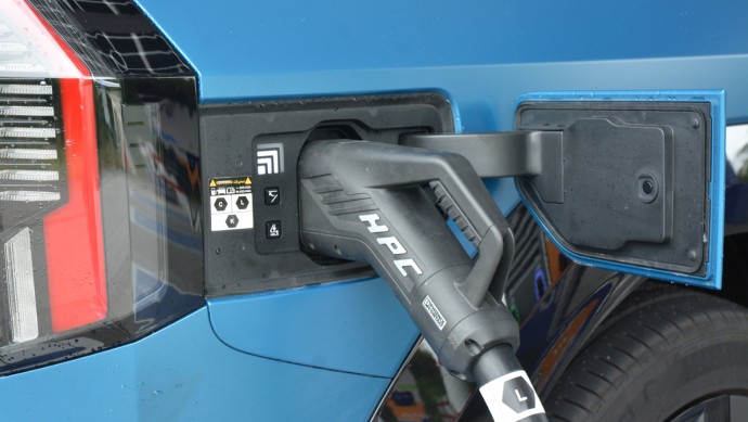 HPC-Ladekabel eingesteckt in Kia EV9