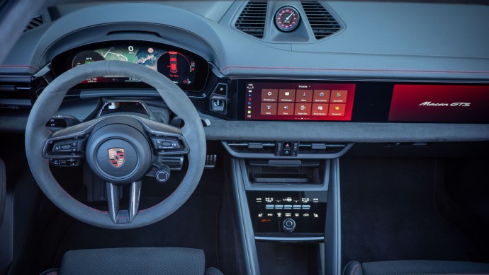 Foto vom Porsche Macan GTS und im Detail vom Cockpit