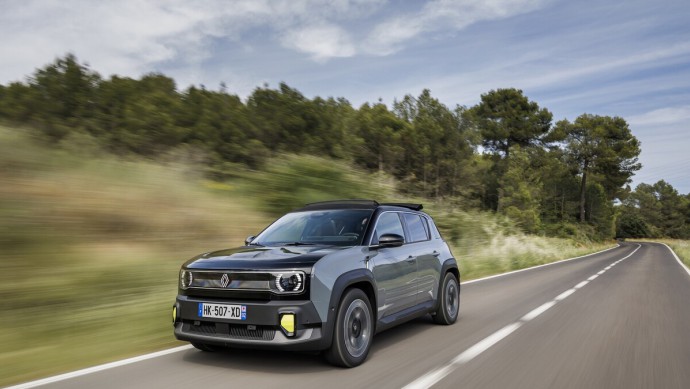 Der Renault 4 ist die charmant-französische Alternative zum ziemlich deutschen ID.Cross.