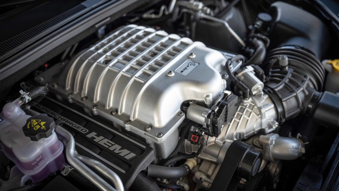 Dodge Durango SRT Hellcat Foto mit geöffneter Motorhaube vom Kompressor-V8-Aggregat