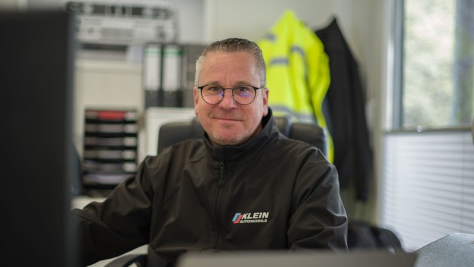 Portraitfoto von Guido Klein von Klein Automobile in Linz in seinem Büro