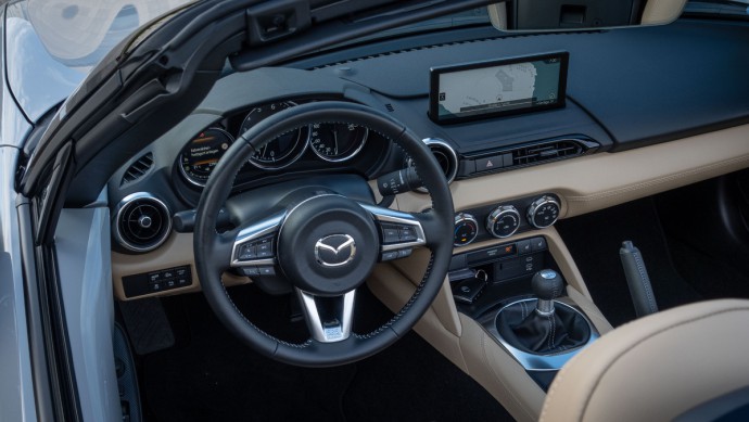 Mazda MX-5 in Aero Grey Foto vom Cockpit aus der Fahrerperspektive