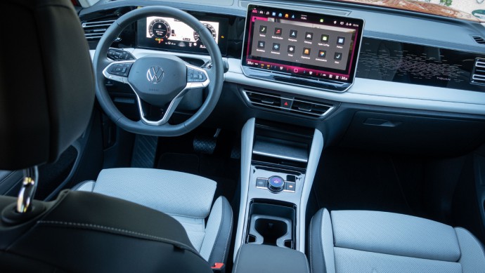 Cockpitfoto vom VW Tiguan 2024 1.5 eTSI