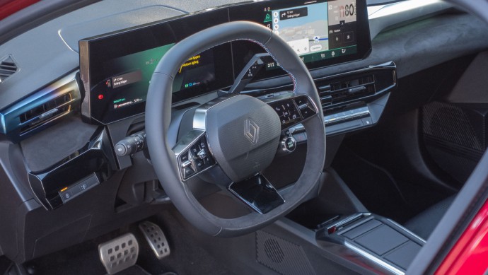 Cockpitfoto, aufgenommen durch die geöffnete Fahrertür