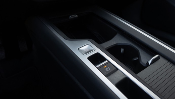 Aufnahme der Mittelkonsole im aktuellen VW Passat eHybrid in der Basisausstattung