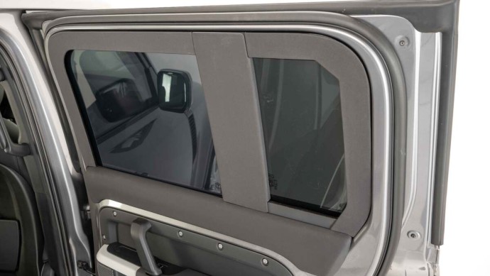 Aufnahme von innen der Seitentür im Land Rover Defender mit Verstärkung und Panzerglas