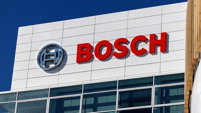 Der Schriftzug und das Logo der Robert Bosch GmbH ist an einer Niederlassung vom Unternehmen in München (Bayern) zu sehen. Bosch ist ein deutscher Technologiekonzern mit Sitz in Stuttgart, der unter anderem als Automobilzulieferer, als Hersteller von Indu
