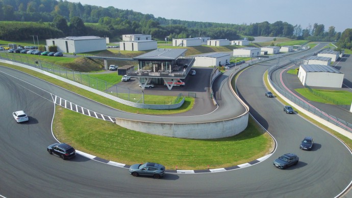 Bilster Berg Drohnenfoto von Kurv mit Cupra-Modellen vor Hauptgebäude 