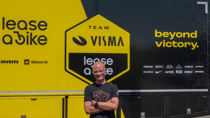 Foto von Walter Metske, bei ihm laufen alle logistischen Fragen vom Radsport-Team Visma Lease abike zusammen