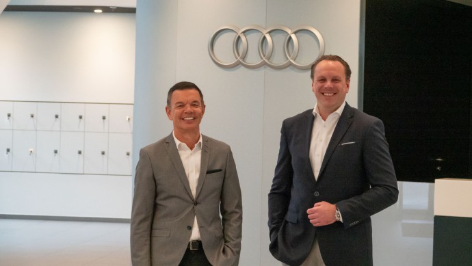 Audis Flottenstrategie Stefan Quary und Carsten Kortüm in der Audi Zentrale in Ingolstadt fotografiert vor Audi-Logo