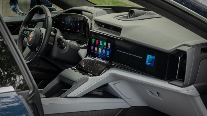 Foto des gesamten Porsche Cayenne Armaturenbretts, fotografiert von der Beifahrerseite aus.