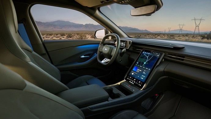 Der Innenraum des Collection ist weitgehend in Schwarz gehalten. Hinzu kommen einige Blauakzente