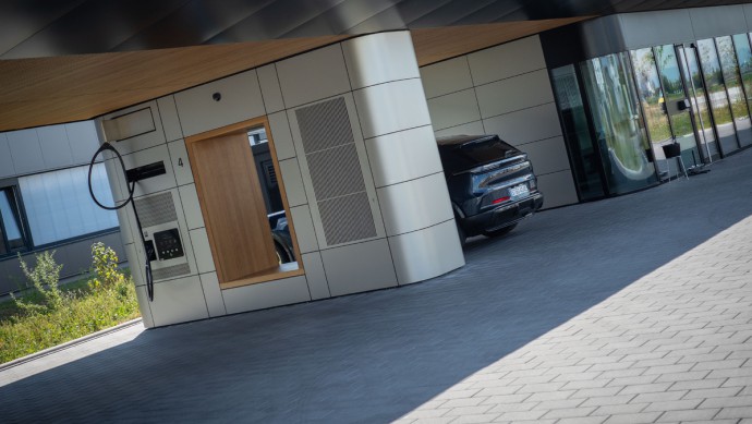 Porsche Cayenne Electric an Ladesäule im Porsche Charging Hub