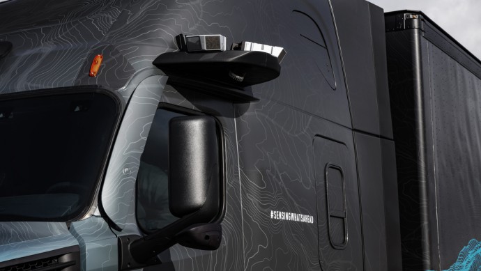Verschiedene Sensoren an der Fahrzeugseite: Das „Krönchen“ dient der passiven Kühlung