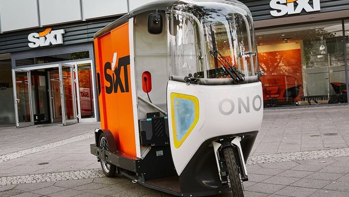 Der ONO von Onomotion ist mit dem Sixt-Logo gebrandet, fährt maximal 25 km/h und kann gemietet werden