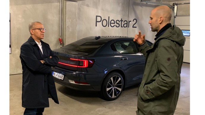 Rachid Ait Bouhou und Michael Blumenstein vor einem Polestar 2