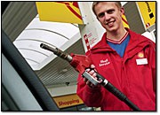 Deutsche Autofahrer wollen den Tankwart zurück shell_tankwart1