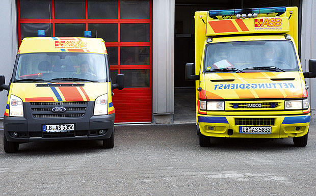 Typische ABS-Fahrzeuge: Ein Ford Transit (li.) dient als Krankentransportwagen, ein Iveco Daily übernimmt Rettungseinsätze.