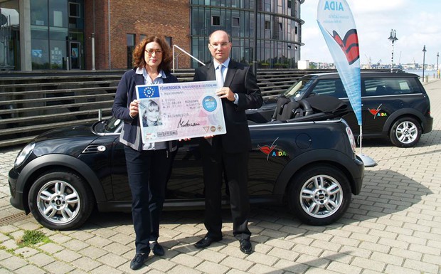 Monika Griefahn (Direktorin für Umwelt und Gesellschaft bei Aida) und Ronny Lorenz (Leiter Geschäftsstelle Berlin, Alphabet) bei der Übergabe in Rostock.