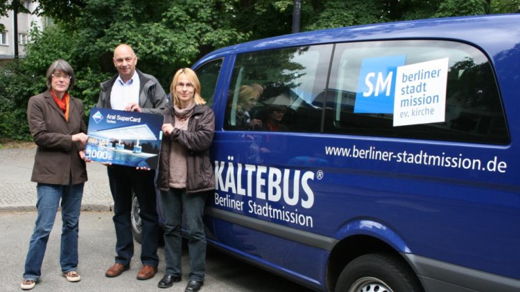 Karen Holzinger, Leiterin des Bereichs Kältebus, Fernando Haegler, Deutsche Rentenversicherung Bund, und Susannah Krügener, Kältebusfahrerin.