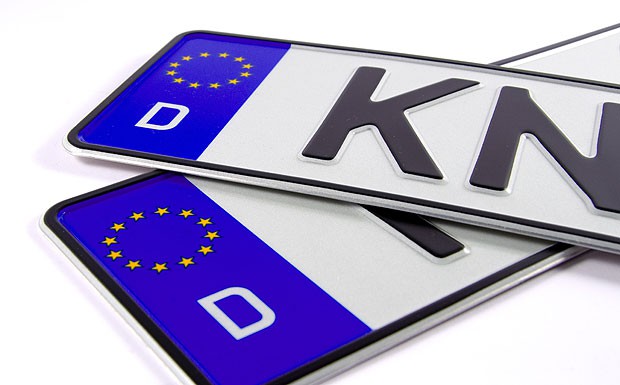Altes auf Neuem: In einigen Bundesländern können Autofahrer bald alte Buchstabenkürzel für ihr Kennzeichen beantragen.