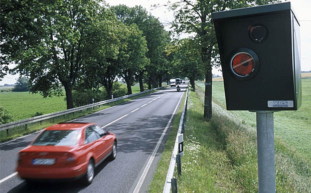 Blitzer Radarfalle Verkehrsüberwachung Landstraße