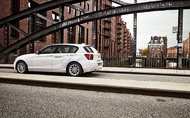 Gesichtet: Ein BMW 1er vom Carsharing-Anbieter DriveNow tourt durch die Speicherstadt in Hamburg.