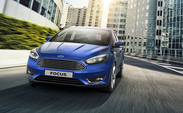 Das neue Markengesicht: Markante Linie auf der Motorhaube prägen den Ford Focus. Auch innen hinterlässt das Facelift deutlich Spuren.  