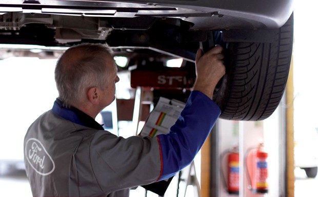 Ford Servicemitarbeiter Werkstatt