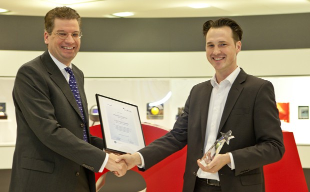 Rainer Orlowski (li.), Key Account Manager bei GE Capital Fleet Services, und Manfred Czichowski, Services Fleetmanagement bei 3M Deutschland, bei der Übergabe des Awards. 