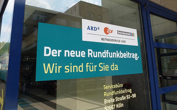 Gebührende reagiert? Laut Medienberichten wollen die Sender die Hälfte der Mehreinnahmen nutzen, um den Rundfunkbeitrag zu senken. Der andere Teil diene demnach als Reserve. 