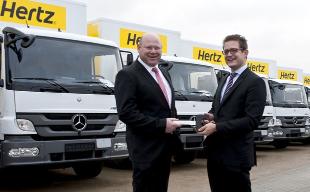 Übergabe: Hertz setzt weiter auf die Großen Oliver Kraft (li.), Leiter Großkundenmanagement LKW Mercedes-Benz Vertrieb Deutschland, übergibt die Neuzugänge an Sören Hensen, Director Fleet der Hertz Autovermietung in Deutschland.